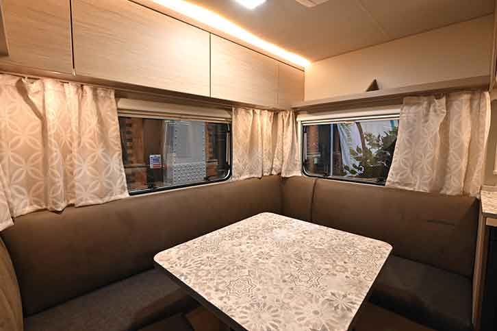 Rear lounge in Weinsberg Caracito 450 FU