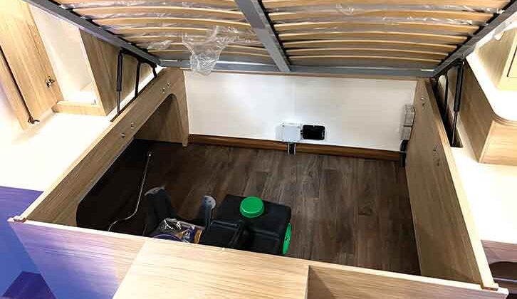 Storage under fixed bed