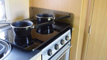 Double hob on top of gas hob
