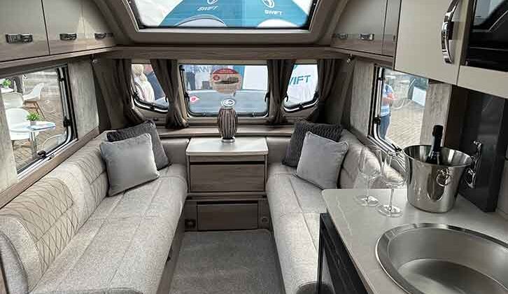 Lounge in Swift Challenger Exclusive 580