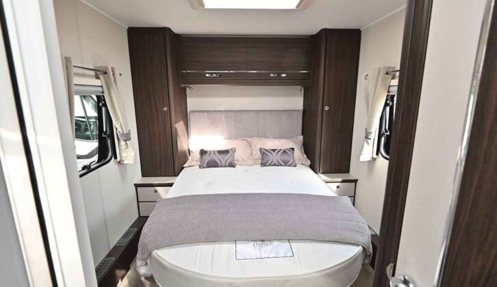 Island bed in Affinity 550
