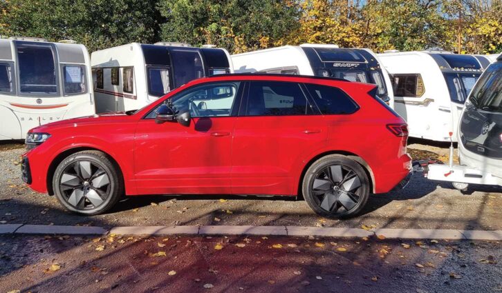 Side on view of Volkswagen Touareg 13.0 V6 TDI 286PS 4Motion Black Edition