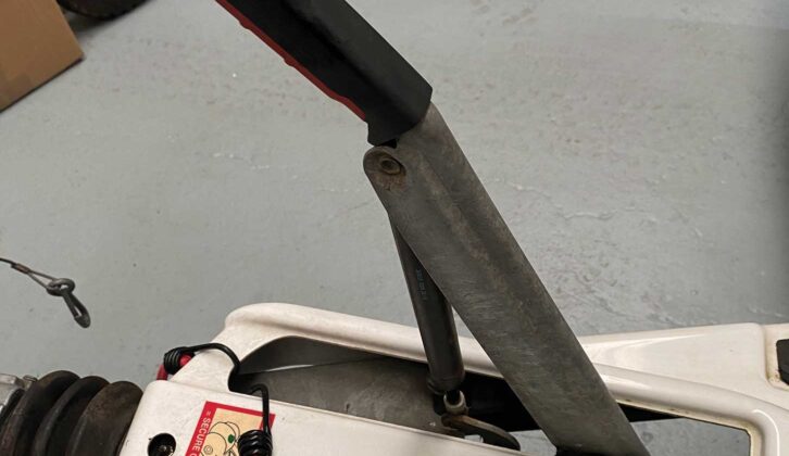 Applying handbrake handle
