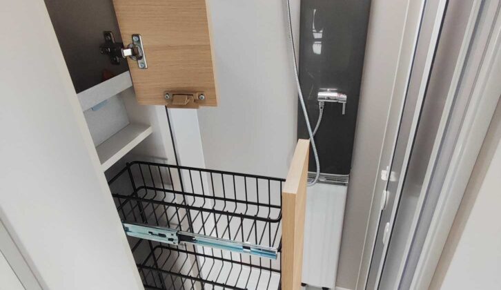 Pull-out baskets in the washroom