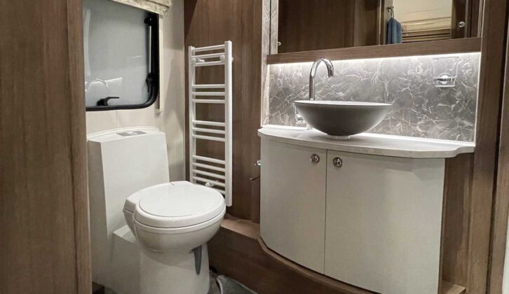 Washroom with toilet and handbasin