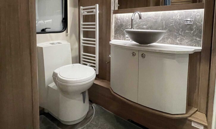 Washroom in Coachman VIP 460