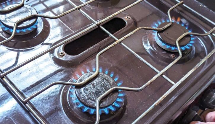 Blue flames on the gas hob