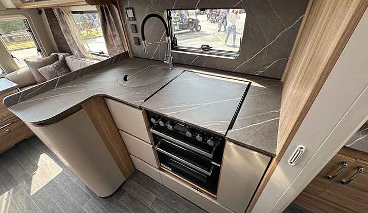 The kitchen in the Bailey Alicanto Grande Deluxe Evora