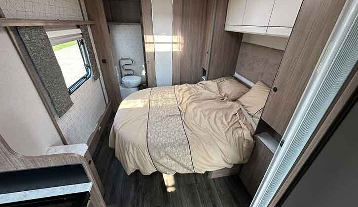 The transverse island bed in the Coachman Acadia 675 Xtra
