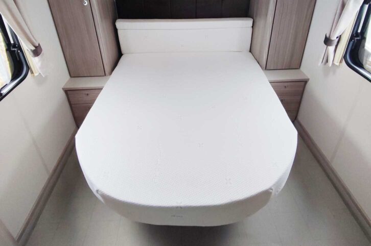 In-line island bed in the Elddis Avanté 550.