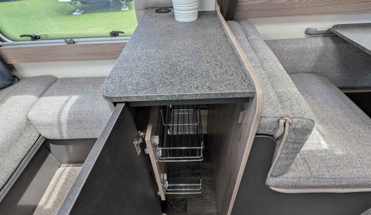 The pull-out basket shelves