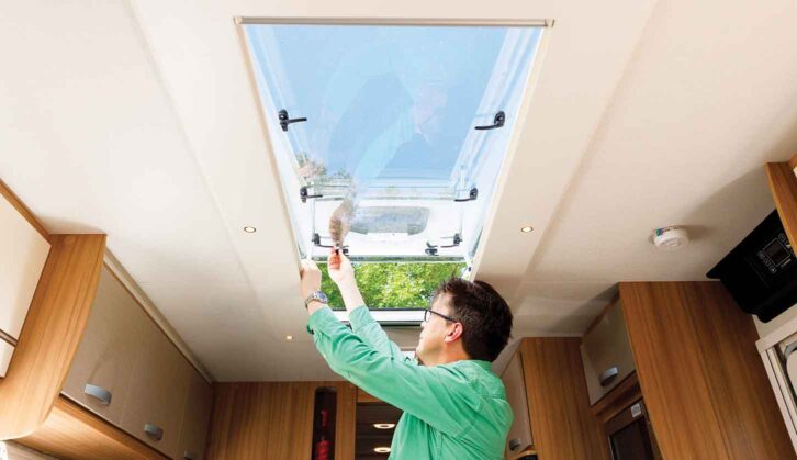 Closing the rooflight