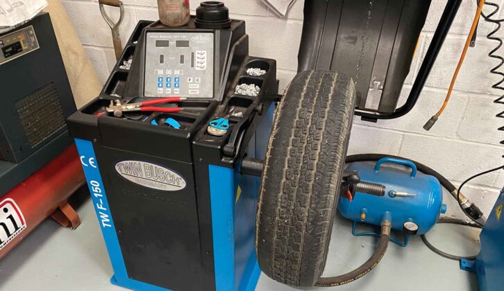 Wheel balancing a tyre