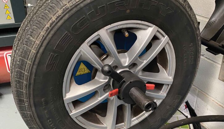 Wheel balancing at a service centre