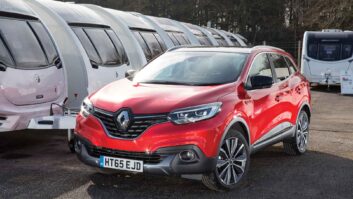 The Renault Kadjar parked in front of a row of caravans