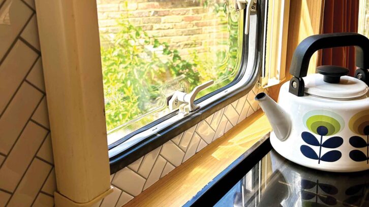 The window without a cassette blind