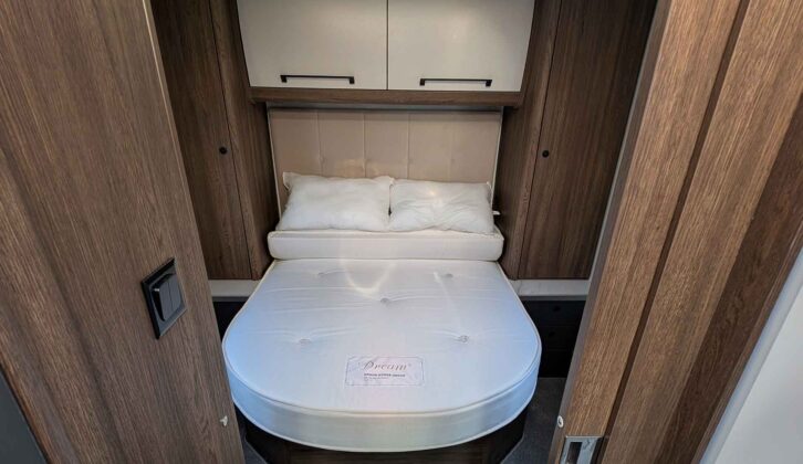 The island bed in the Barracuda Starliner