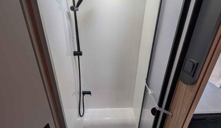 The shower in the Phoenix Black 640