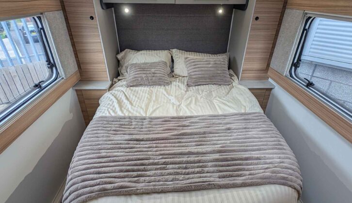 The island bed in the Phoenix Black 640