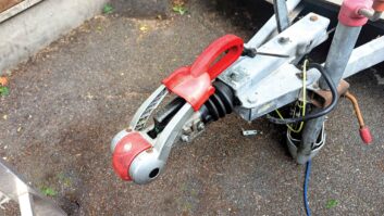The caravan with the AlKo 2004 stabiliser fitted on the hitch-head