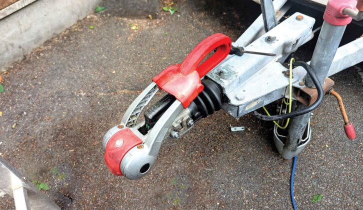 The caravan with the AlKo 2004 stabiliser fitted on the hitch-head