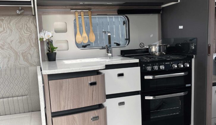 The kitchen in the 845