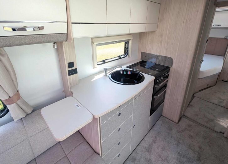 The kitchen in the 868