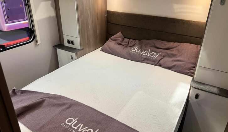 The rear island bed in the Major 4 EB
