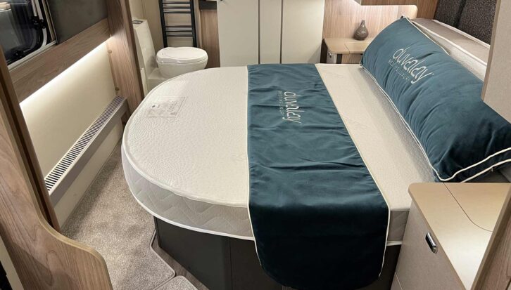 The transverse island bed in the Conqueror 645