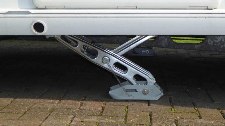 An automated corner steady