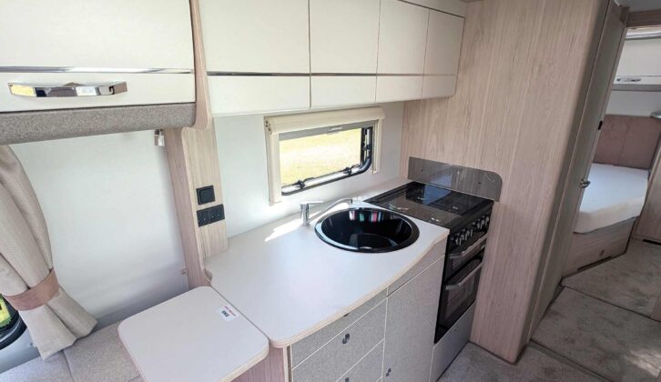 The kitchen in the 868