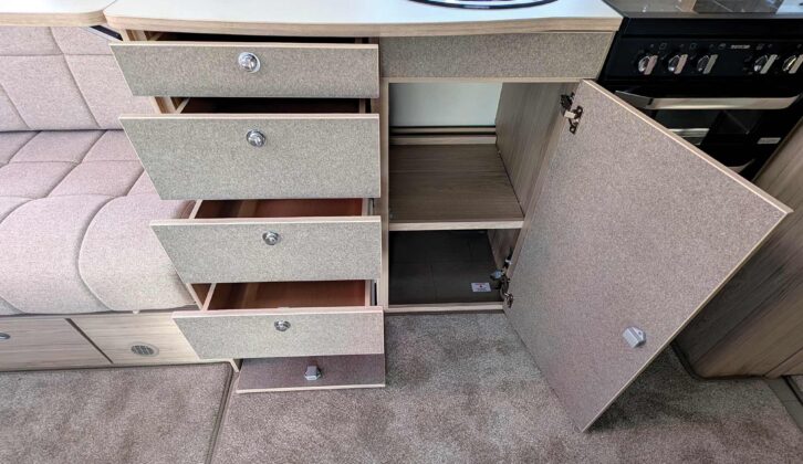 Drawers and a cupboard in the kitchen