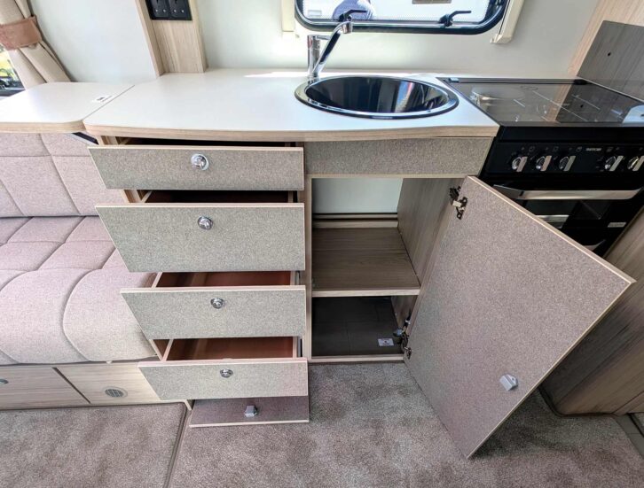 Drawers and a cupboard in the kitchen
