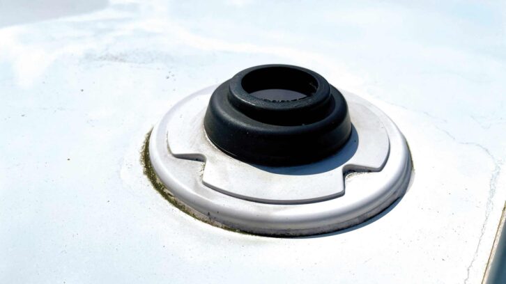 Checking the roof mounting and seal