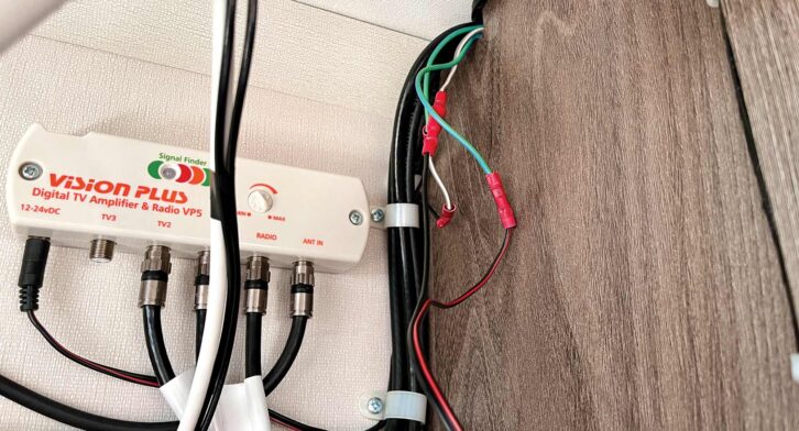 Connecting the power lead