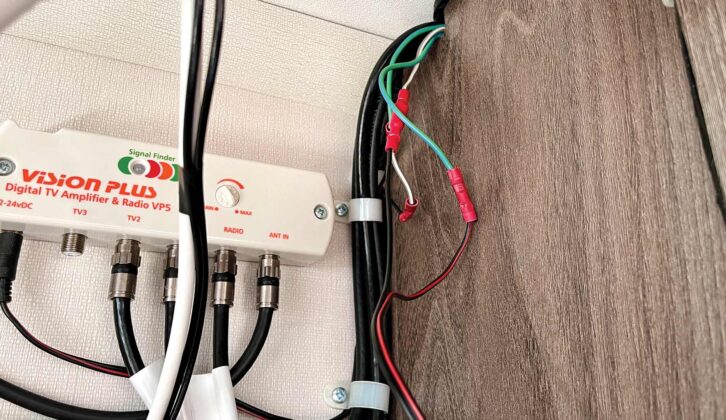 Connecting the power lead