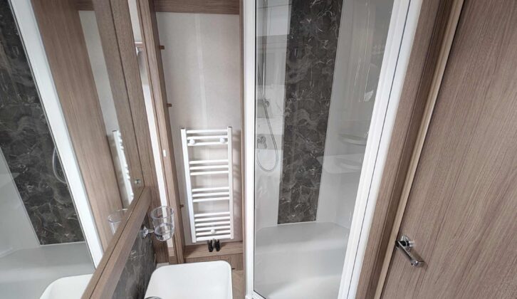 The shower in the VIP 545