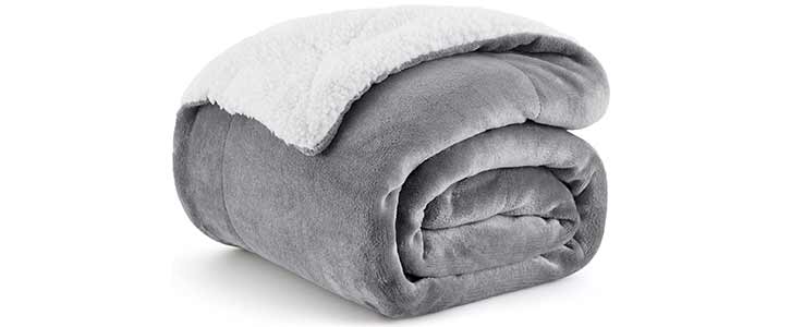 The Bedsure Sherpa Fleece Throw Blanket