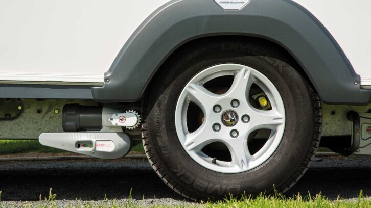 A single-axle motor mover