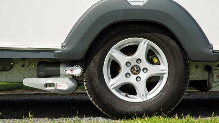 A single-axle motor mover