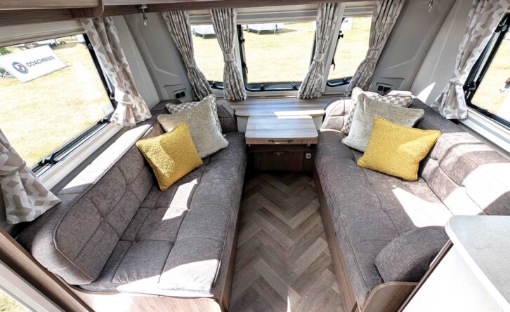 The lounge in the VIP 565