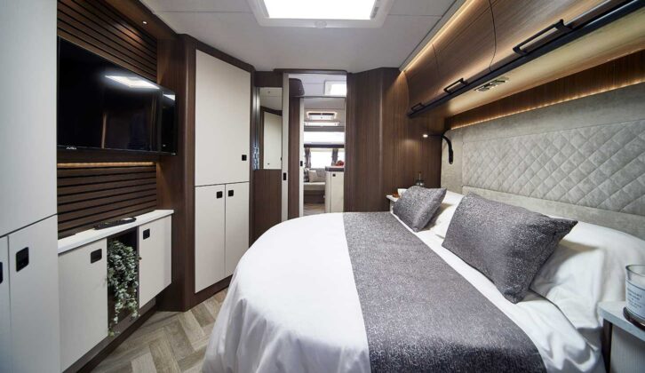 The island bed in the Lusso IV