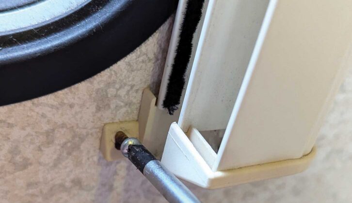 Screwing the replacement in