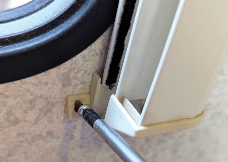 Screwing the replacement in