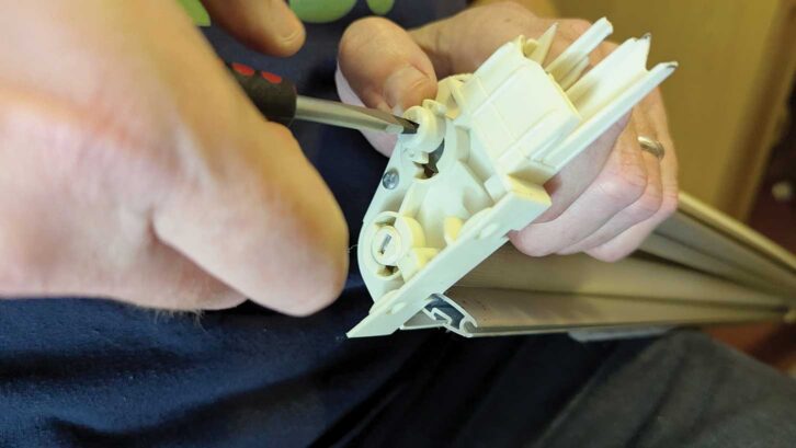 Re-tensioning the blind