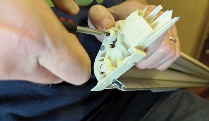 Re-tensioning the blind