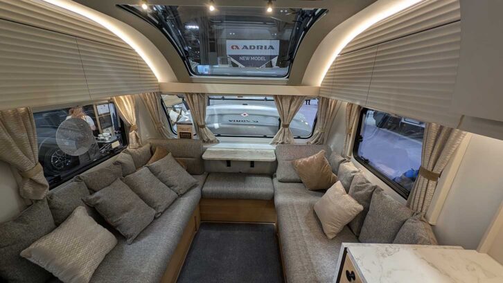 The parallel lounge in the Tiber