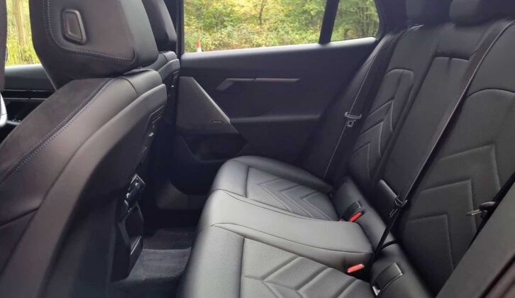 The rear travel seats