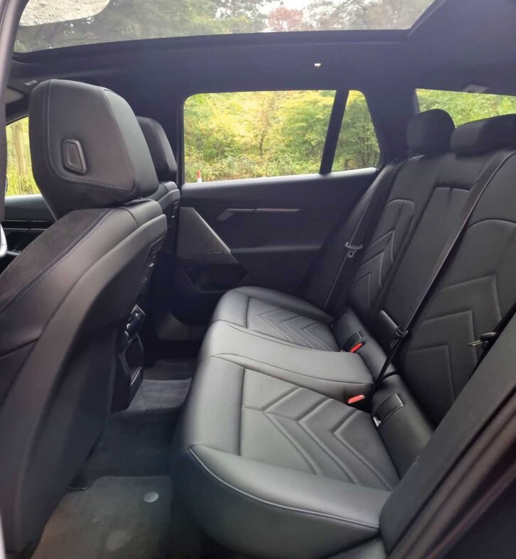 The rear travel seats