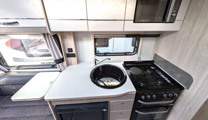 The kitchen in the Apex 550